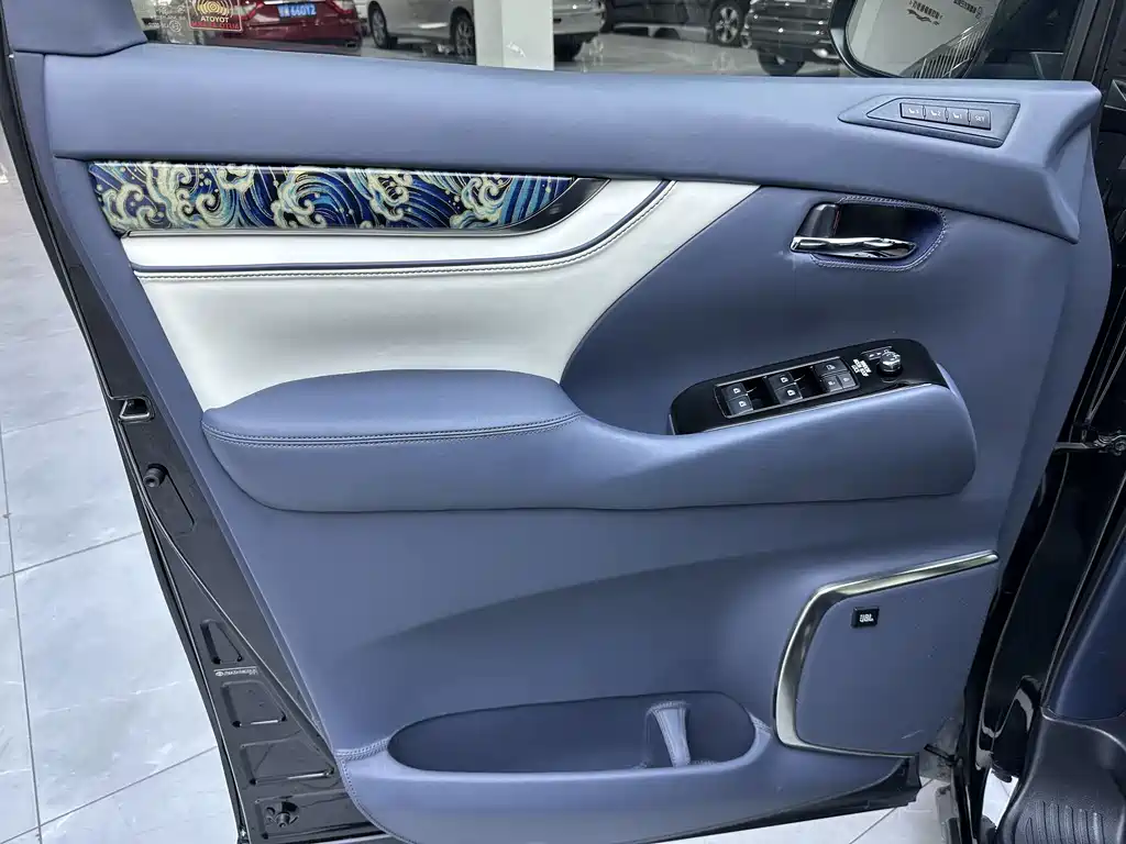 Toyota Alphard 2018 — фото 12