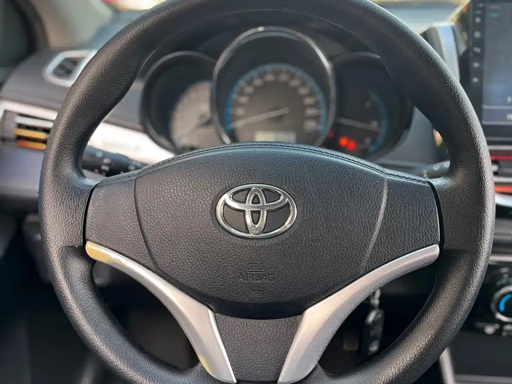 Toyota Yaris L 2017 — фото 10