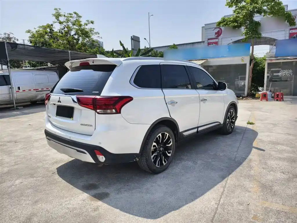 Mitsubishi Outlander 2020 — фото 15