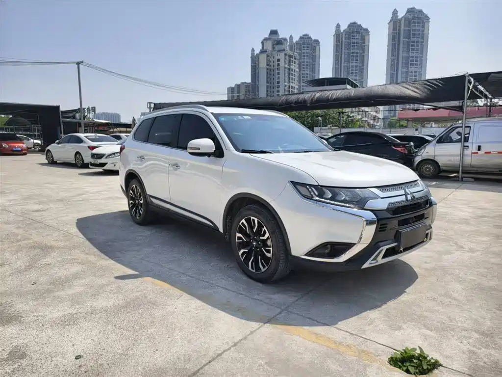 Mitsubishi Outlander 2020 — фото 12