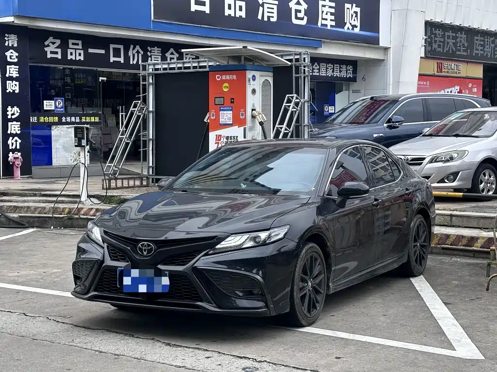 Toyota Camry 2023 — фото 1