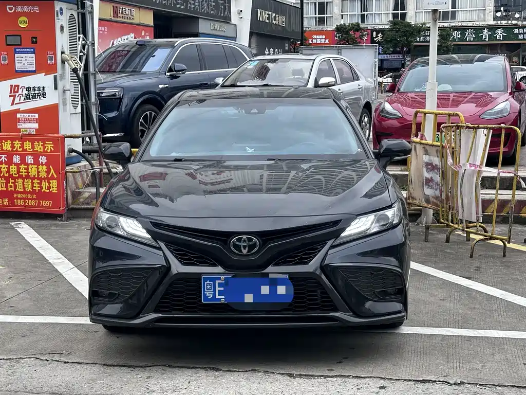 Toyota Camry 2023 — фото 2