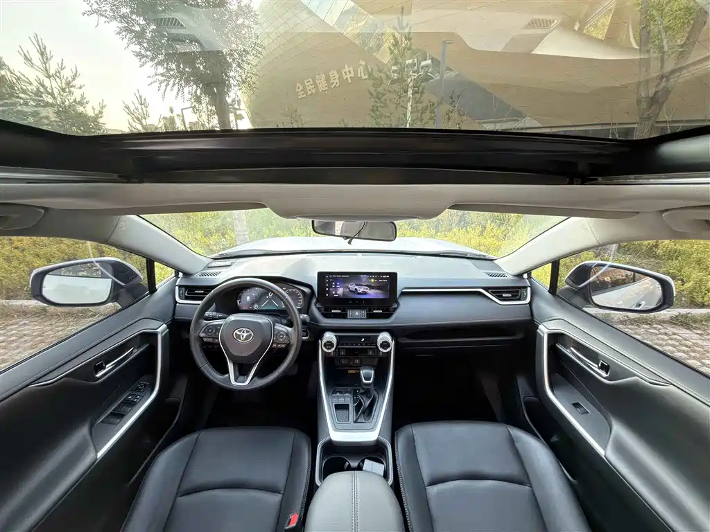 Toyota RAV4 2023 — фото 10