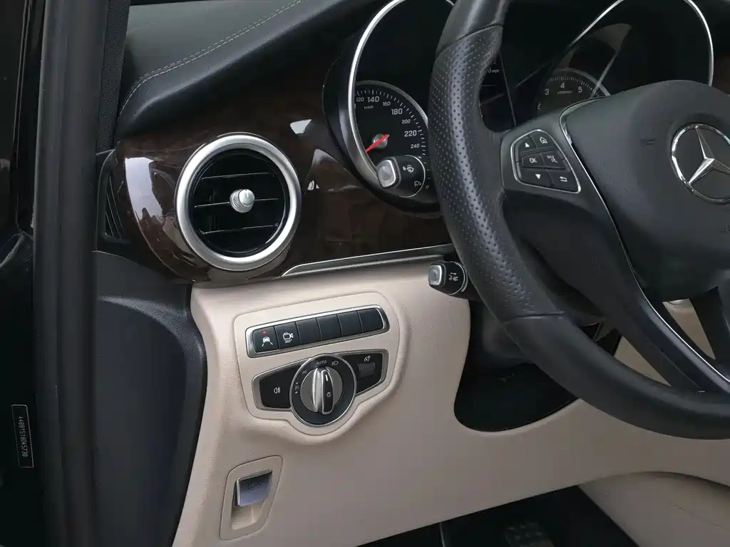 Mercedes-Benz V-Class 2018 — фото 16