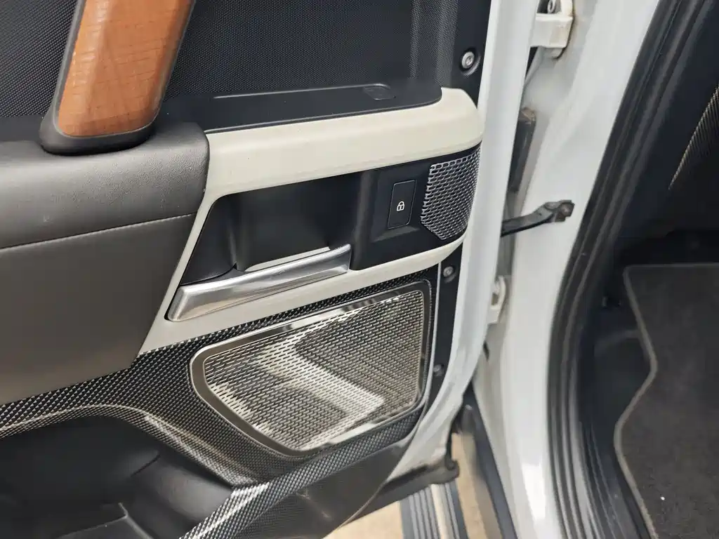 Land Rover Defender 2021 — фото 14