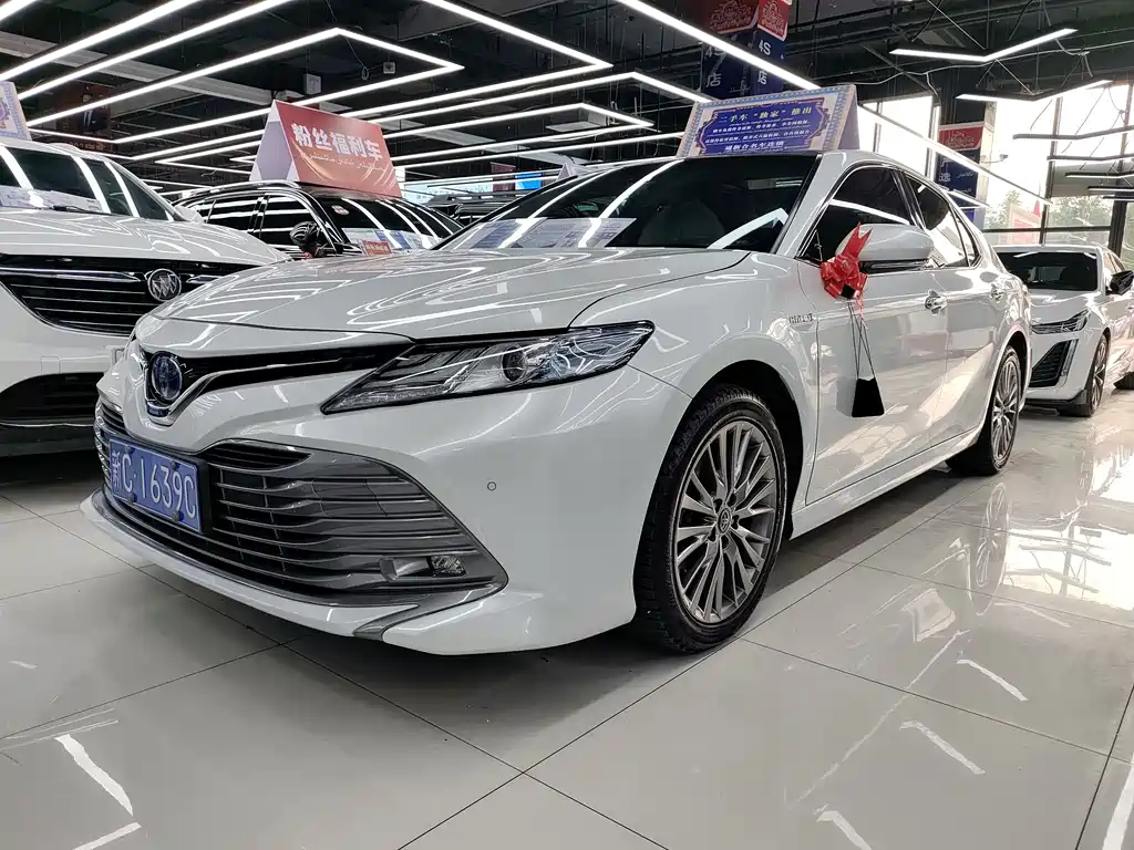 Toyota Camry 2020 — фото 1