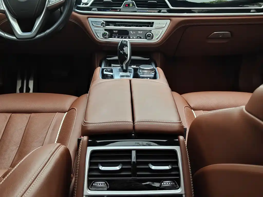 BMW 7 Series 2017 — фото 18