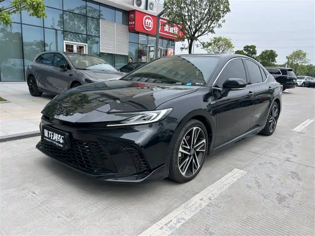 Toyota Camry 2024 — фото 1
