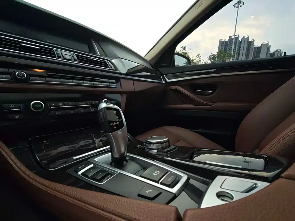BMW 5 Series 2015 — фото 16