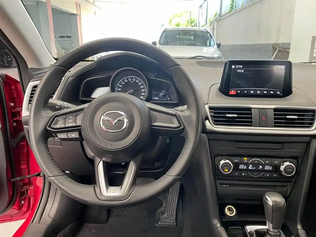 Mazda 3 Axela 2018 — фото 12