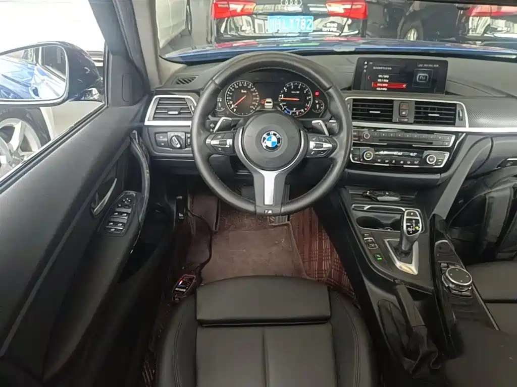 BMW 3 Series 2018 — фото 11
