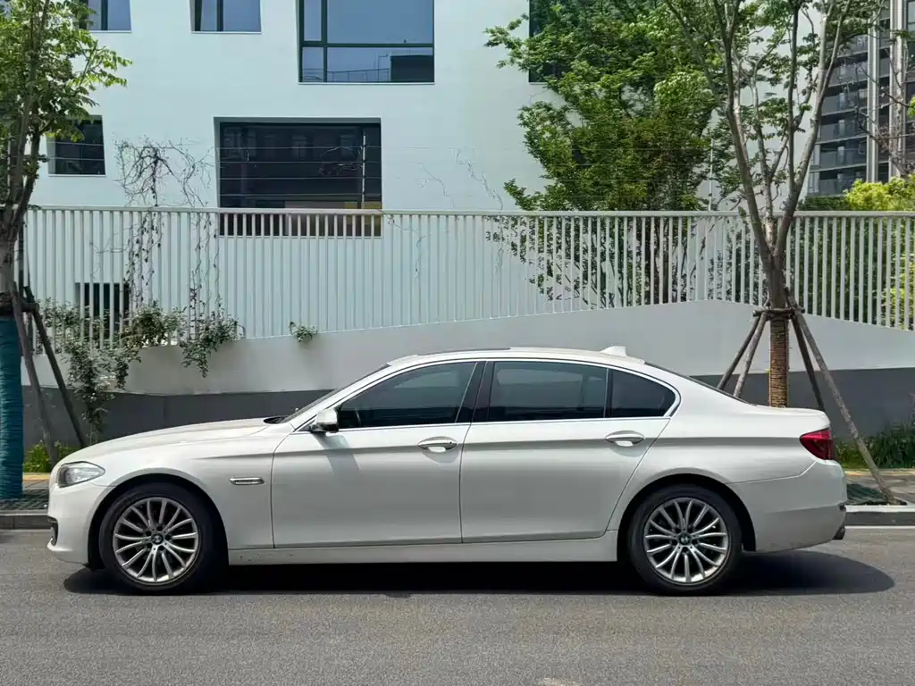 BMW 5 Series 2016 — фото 15