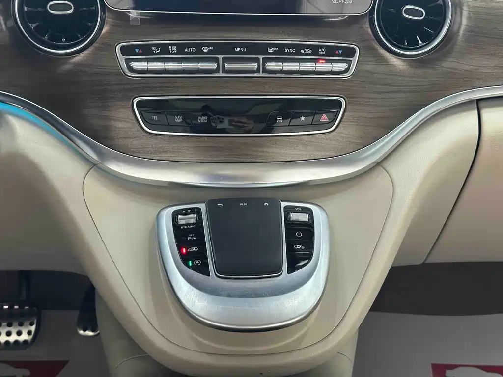 Mercedes-Benz V-Class 2022 — фото 10