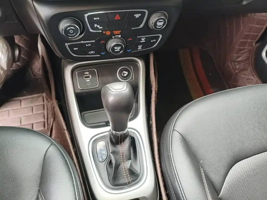 Jeep Compass 2017 — фото 14