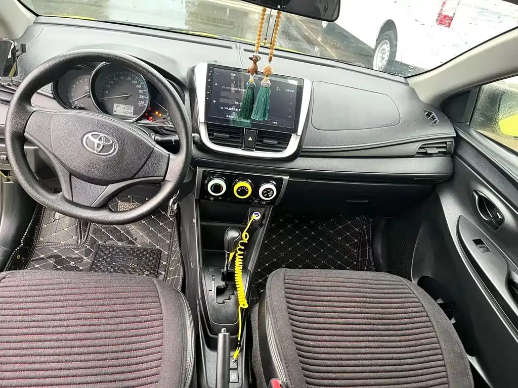 Toyota Yaris L 2017 — фото 8