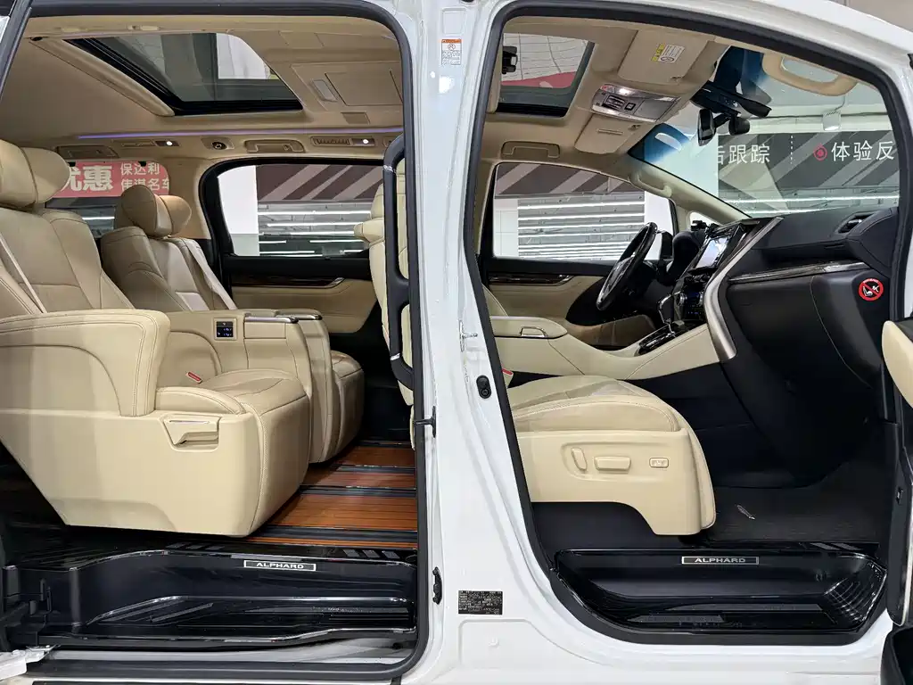 Toyota Alphard 2019 — фото 18