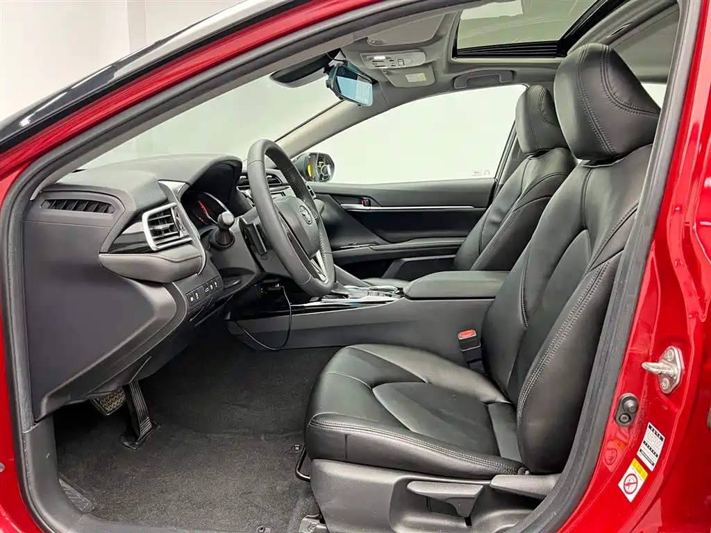 Toyota Camry 2018 — фото 13
