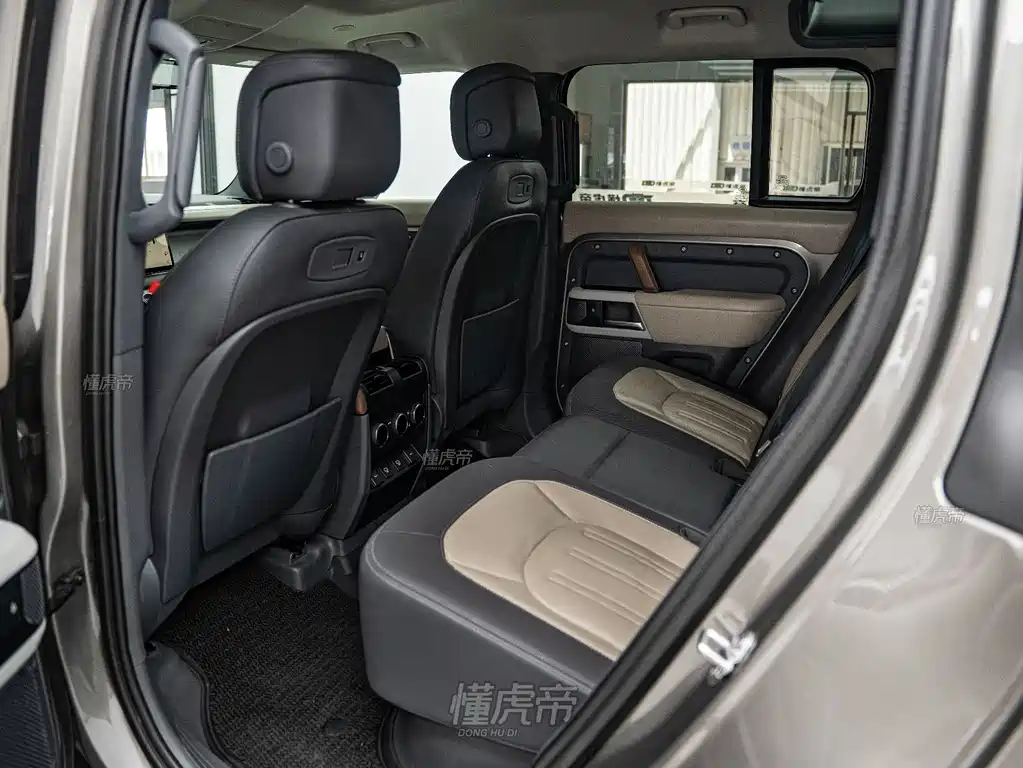 Land Rover Defender 2021 — фото 10