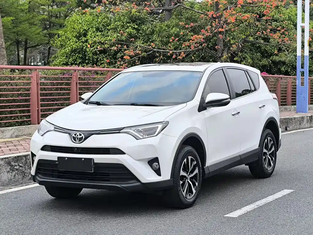 Toyota RAV4 2017 — фото 1