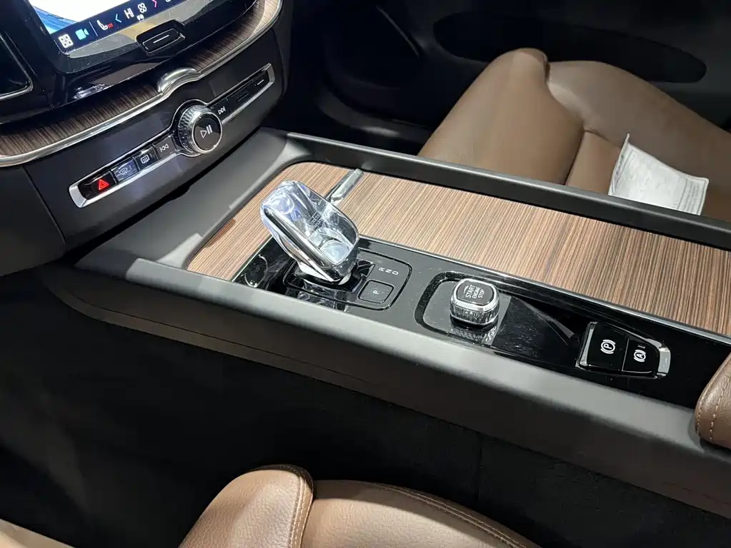 Volvo XC60 2025 — фото 10