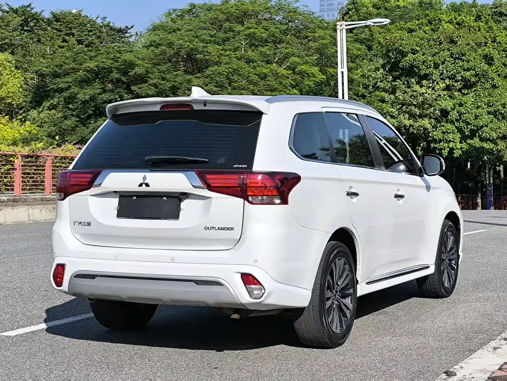 Mitsubishi Outlander 2021 — фото 5