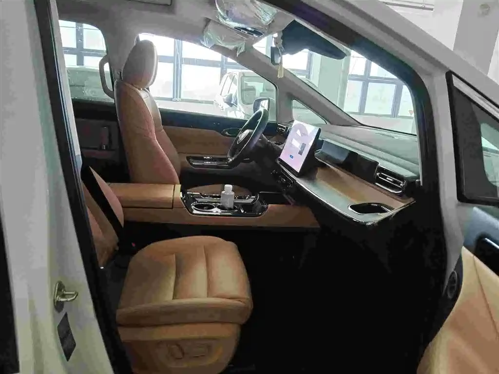 GAC Motor E8 Hybrid 2025 — фото 10
