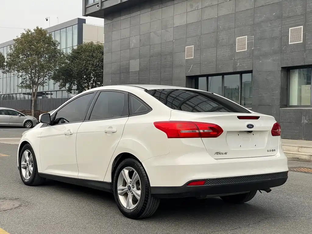 Ford Focus 2017 — фото 11
