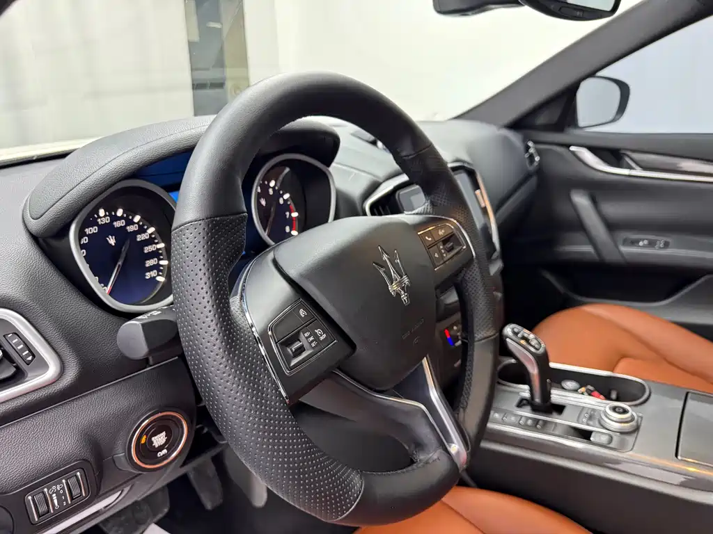 Maserati Ghibli 2019 — фото 12