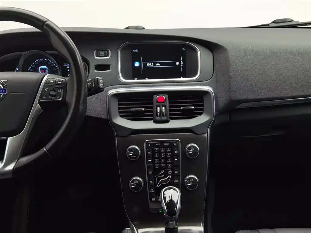Volvo V40 2015 — фото 12