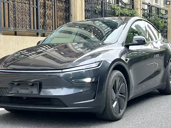 Tesla Model Y 2025