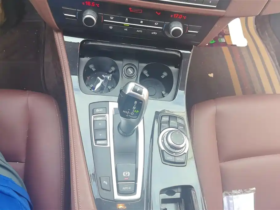 BMW 5 Series 2015 — фото 16
