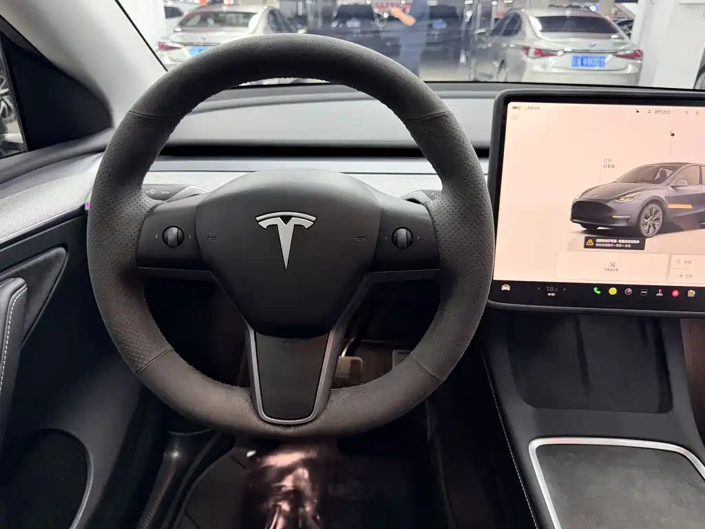 Tesla Model Y 2024 — фото 13