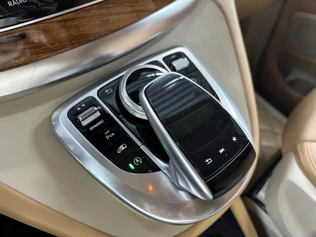 Mercedes-Benz V-Class 2019 — фото 18