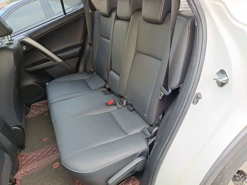 Toyota RAV4 2017 — фото 15