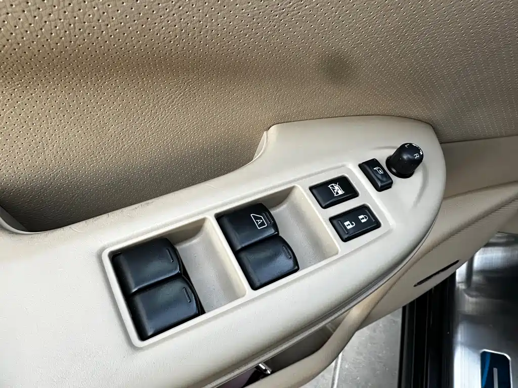 Nissan Quest 2015 — фото 22
