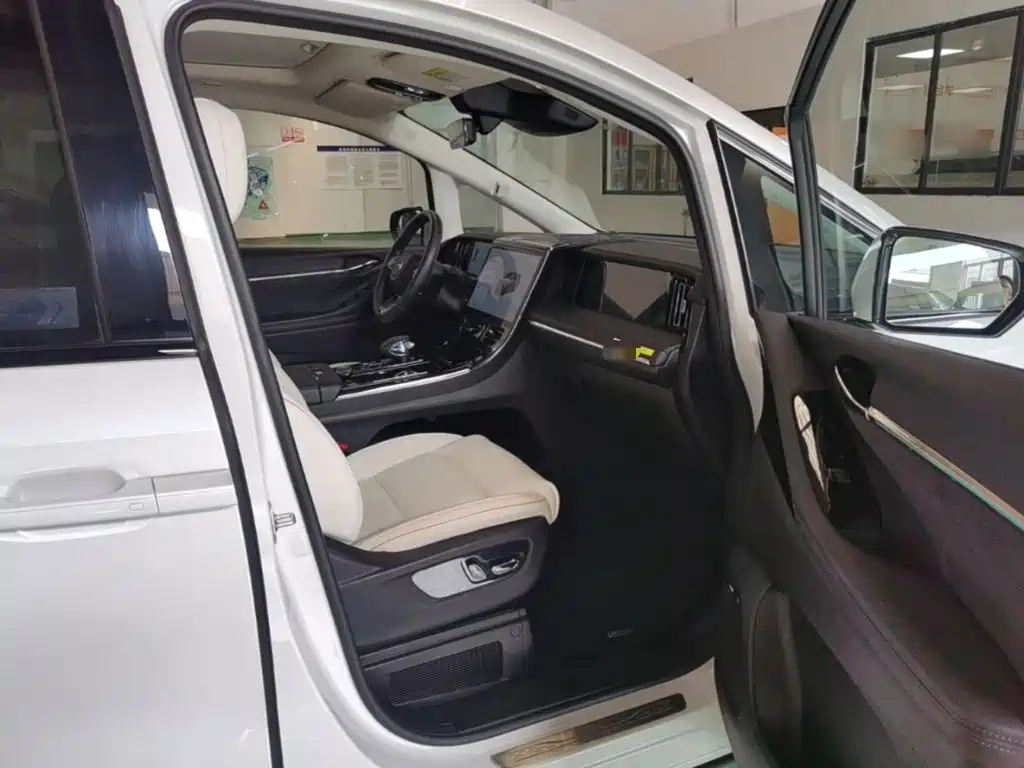 GAC Motor Trumpchi E9 2025 — фото 11