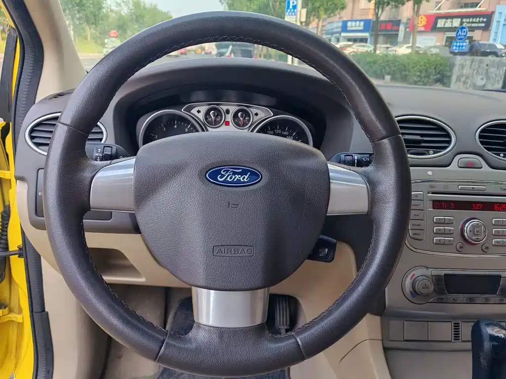 Ford Focus 2015 — фото 12