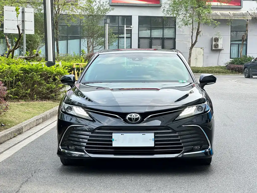 Toyota Camry 2022 — фото 2