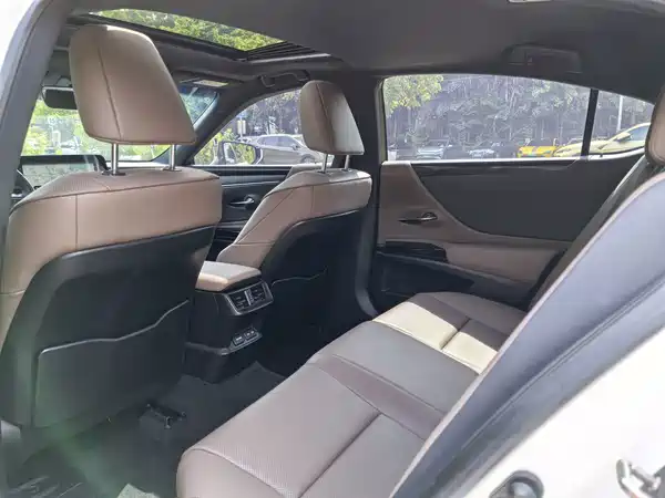 Lexus ES 2023
