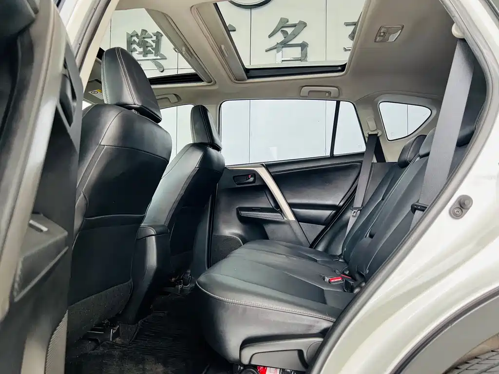 Toyota RAV4 2016 — фото 11