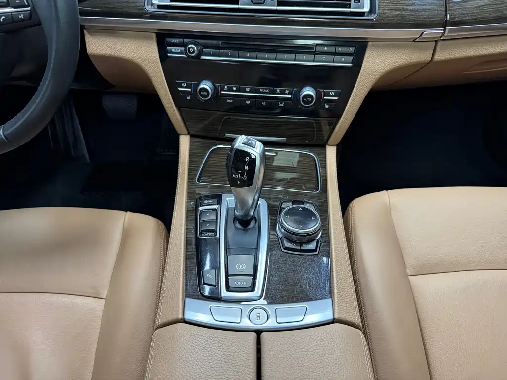 BMW 7 Series 2014 — фото 25