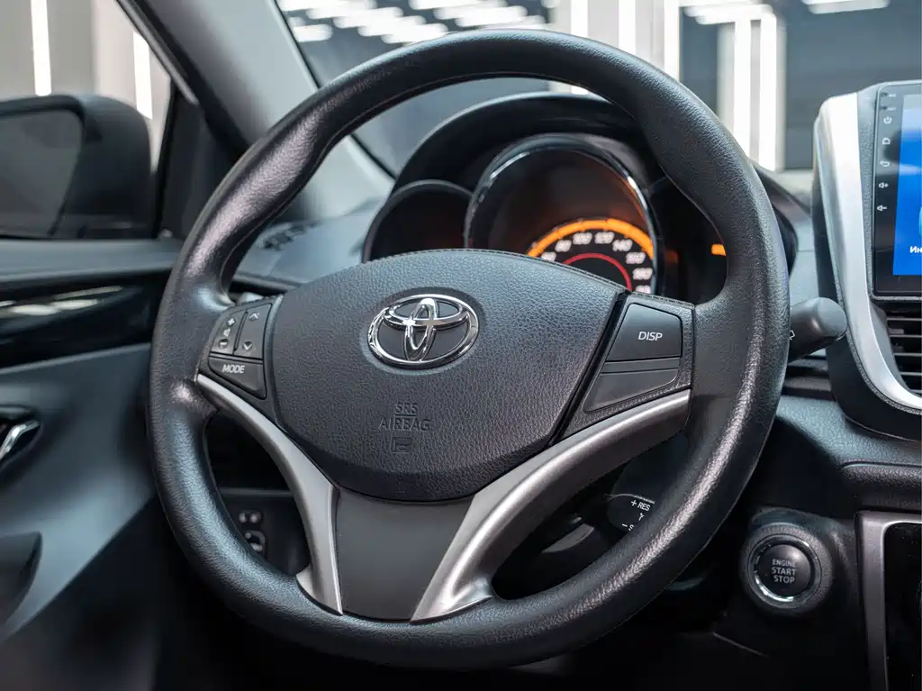 Toyota Yaris L 2023 — фото 18