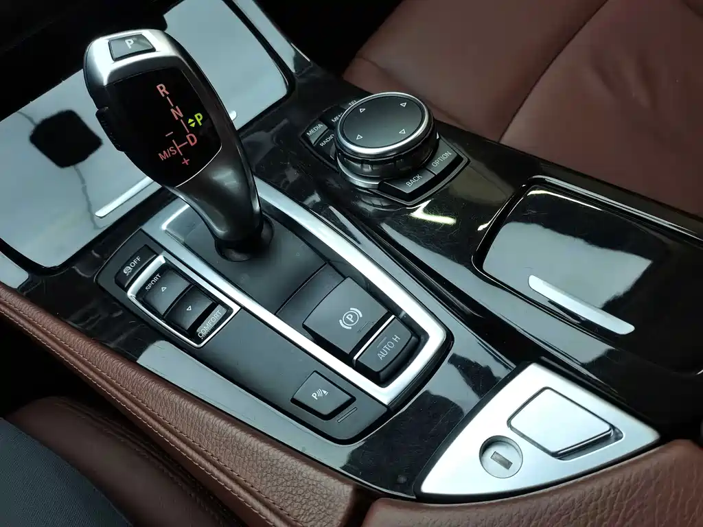 BMW 5 Series 2016 — фото 25