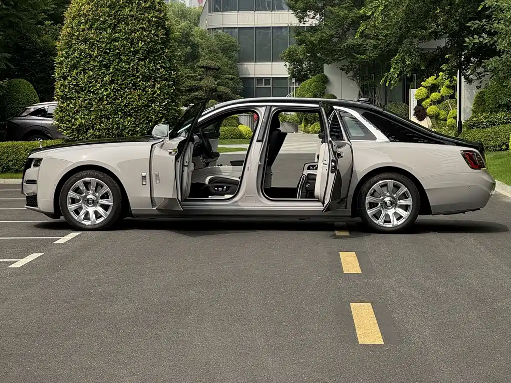 Rolls-Royce Ghost 2023 — фото 11