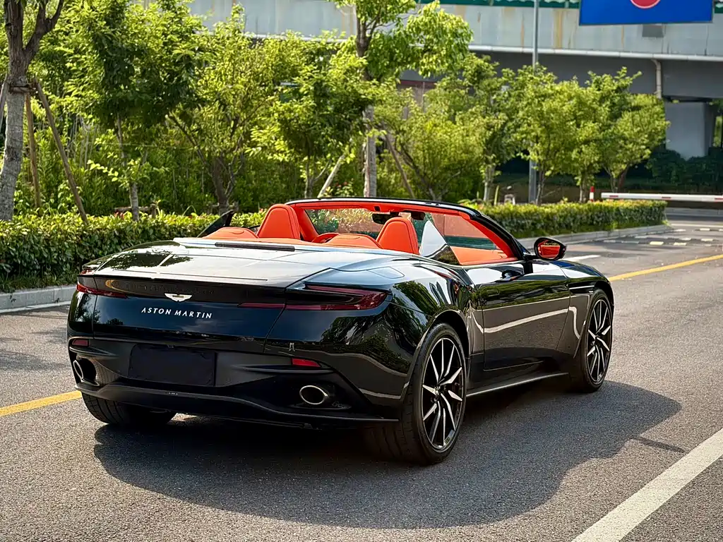 Aston Martin DB11 2023 — фото 5