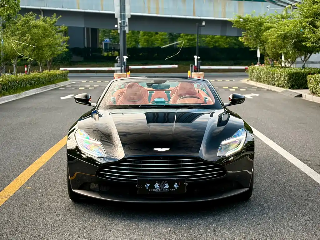 Aston Martin DB11 2023 — фото 2