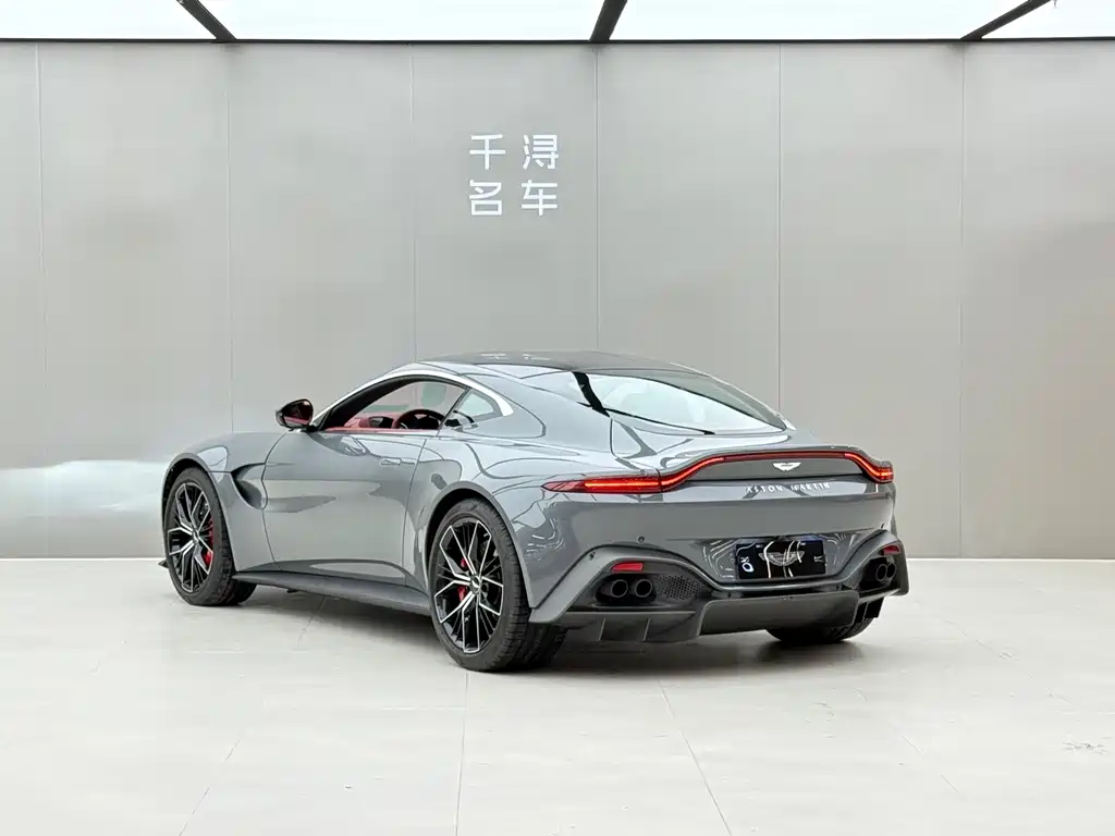Aston Martin V8 Vantage 2022 — фото 12