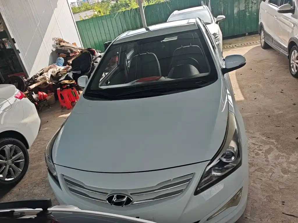 Hyundai Accent 2015 — фото 3