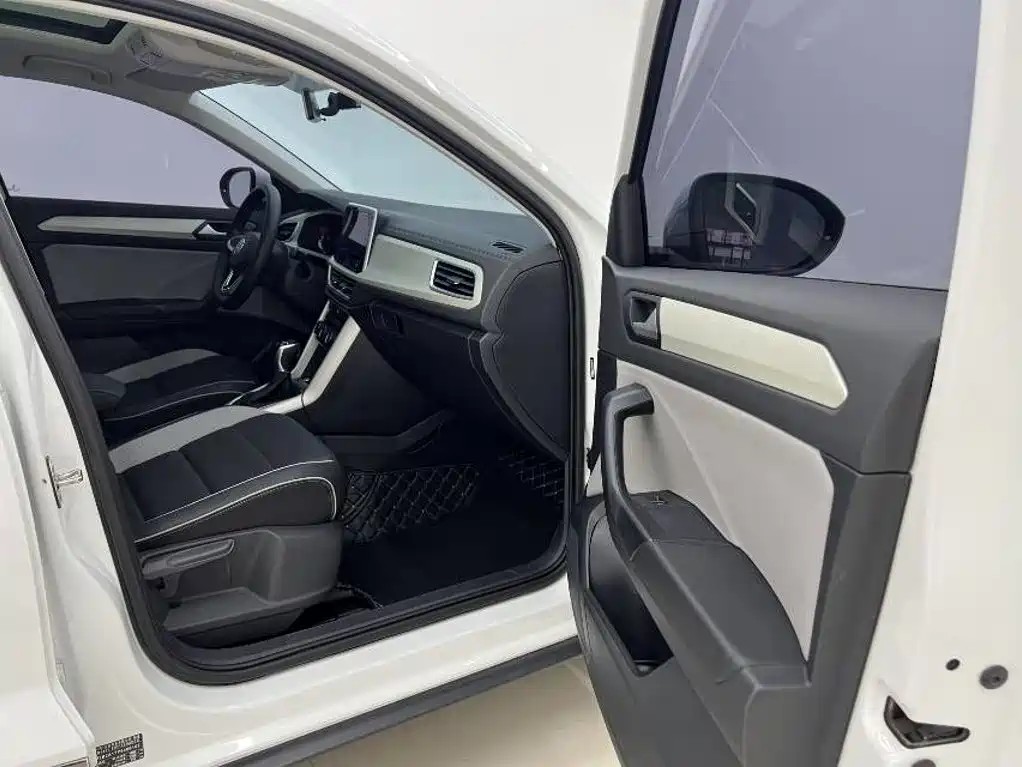 Volkswagen T-Roc 2023 — фото 13