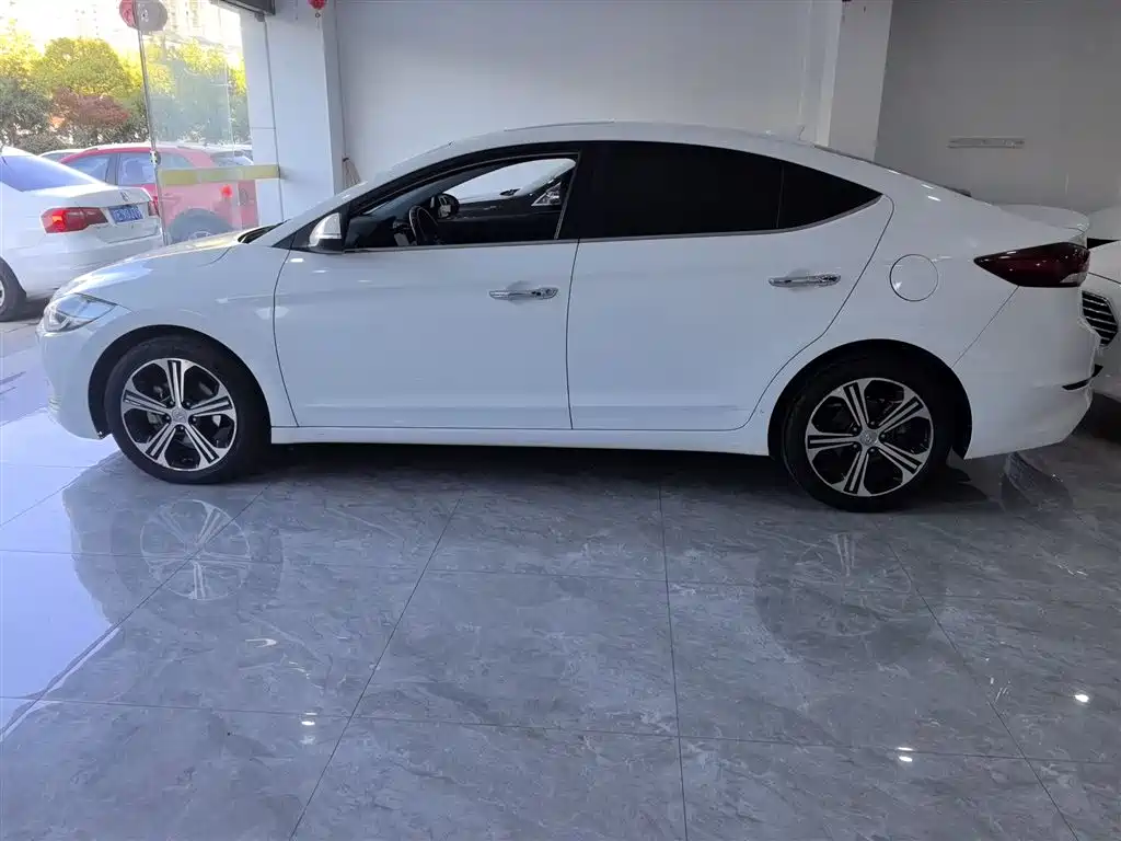Hyundai Elantra 2019 — фото 21